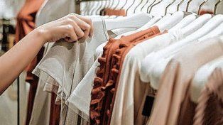 Faltan menos de tres semanas para el otoño, pero sigue el calor y los comercios mayoristas del rubro todavía no ofrecen prendas de abrigo
