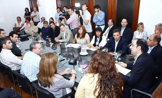 Corral estuvo acompañado por la secretaria de Hacienda