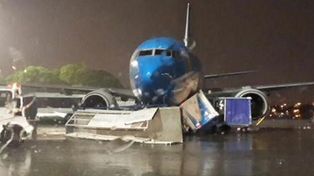 El video de los aviones que terminaron dañados en Aeroparque por el temporal