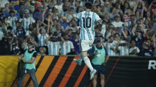 Lionel Messi recién había ingresado y le tocó patear el penal para el 2 a 0 de la selección argentina.