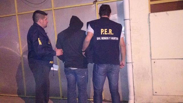Peligroso. Tenía una restricción pero igual fue a amenazarla.