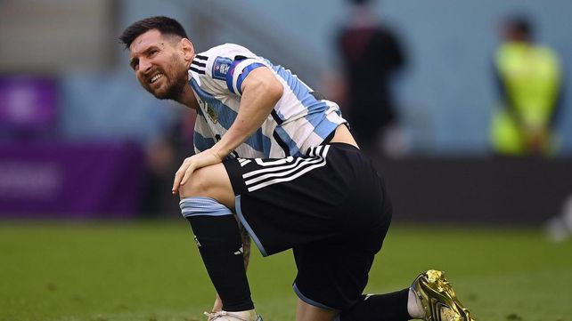 Lionel Messi caminó con dificultad tras una infracción en el final pero descartaron que haya sufrido alguna lesión.
