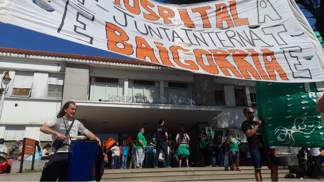 Médicos del Hospital Eva Perón siguen de paro y este lunes sacaron la protesta a la calle.&nbsp;