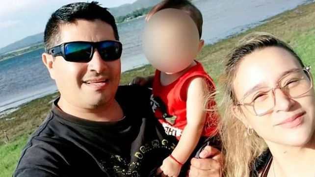 Bautista junto a sus papás. Los padres pasaron un angustiante momento cuando el bebé de un año se estaba ahogando.&nbsp;