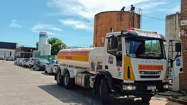 Los Bomberos Voluntarios debieron acudir al hospital para cargar los tanques de agua.