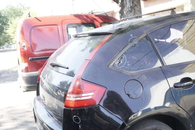 Dos de los autos alcanzados por la balacera.