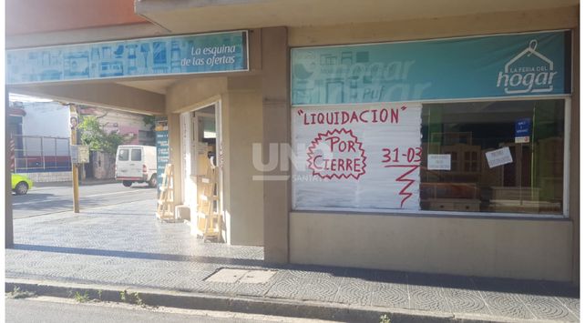 Cierre de mueblería sobre calle Rivadavia (3)