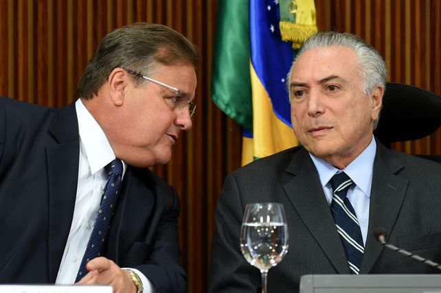 Complicados. La renuncia del influyente negociador con el Congreso