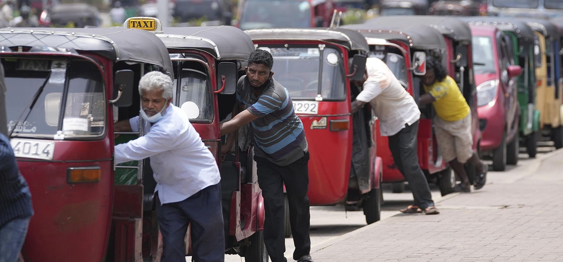 Conductores de rickshaws de Sri Lanka hacen cola para comprar gasolina cerca de una estación de combustible en Colombo, Sri Lanka, el 23 de junio de 2022. Los habitantes de Sri Lanka se enfrentan a una grave crisis económica que ha devastado los presupuestos familiares en medio de una alta inflación.