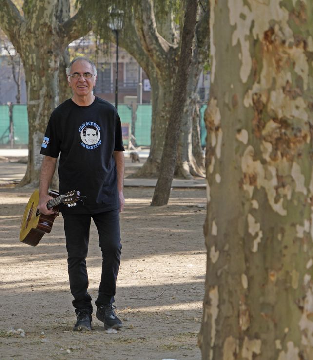Con la camiseta de Serrat. Fernando Montalbano