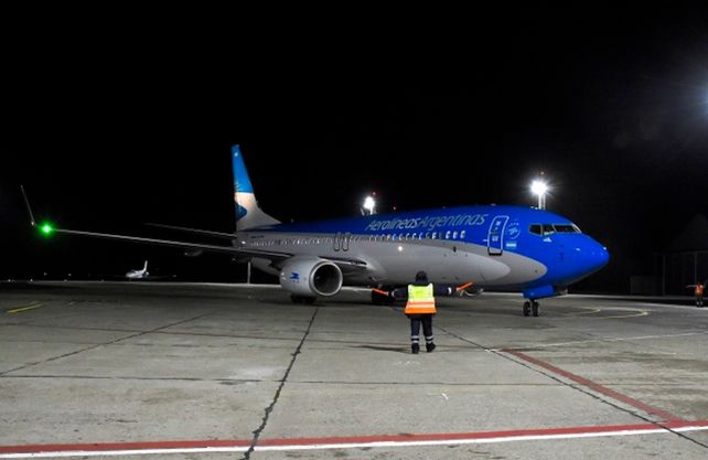 Las autoridades del aeropuerto de Río Negro desmintieron que los pasajeros del un vuelo de Aerolíneas hayan visto un ovni.