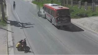 Video: un muerto y nueve heridos en un impactante choque frontal entre un auto y un colectivo