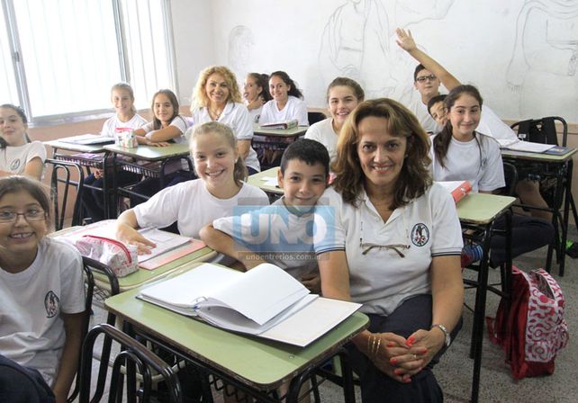 En el aula. Los chicos de 6º grado con la seño Silvia