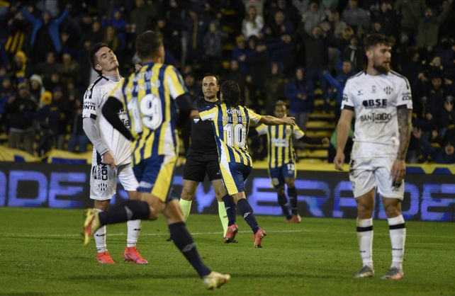El último enfrentamiento entre ambos fue victoria canalla 2-0 por la Liga Profesional 2023.