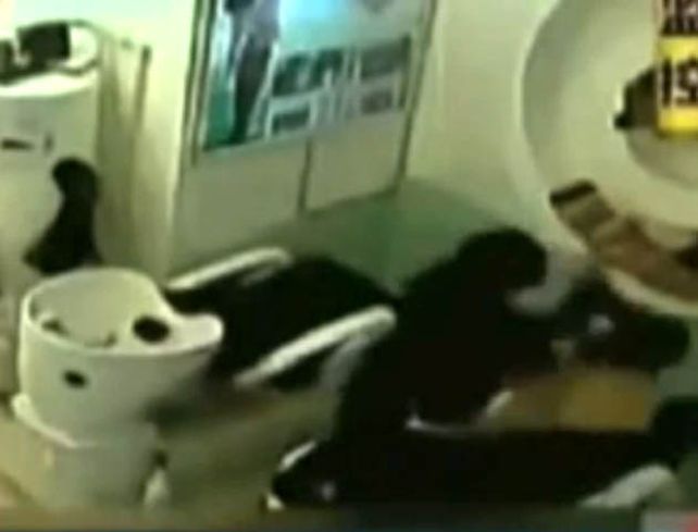 Un peluquero le clavó una tijera en el pecho a un cliente