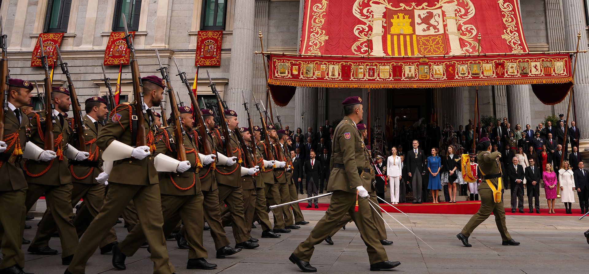 La princesa Leonor, en el centro, junto al rey español Felipe VI, la reina Letizia y su hermana Sofía, a la derecha, asisten a un desfile militar después de jurar lealtad a la Constitución durante un evento de gala que la hace elegible para ser reina algún día, en Madrid el martes. 31 de octubre de 2023. (Foto AP/Manu Fernández) La princesa Leonor, en el centro, junto al rey español Felipe VI, la reina Letizia y su hermana Sofía, a la derecha, asisten a un desfile militar después de jurar lealtad a la Constitución durante un evento de gala que la hace elegible para ser reina algún día, en Madrid el martes. 31 de octubre de 2023. (Foto AP/Manu Fernández)