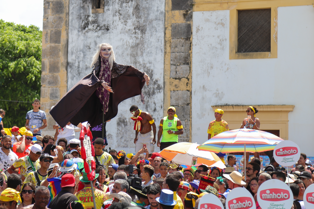 La Pascua en el mundo: carnaval, barro, disfraces y quemas
