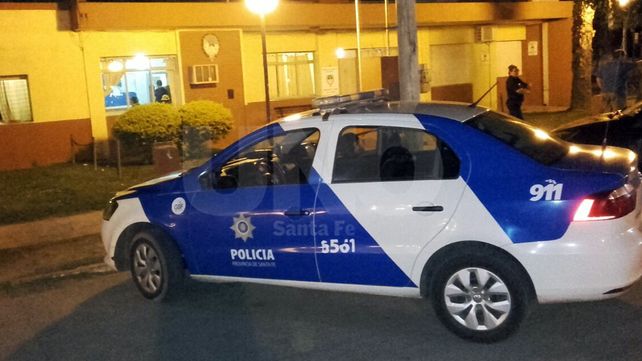 Dos hombres balearon a una mujer en plena calle pero terminaron detenidos