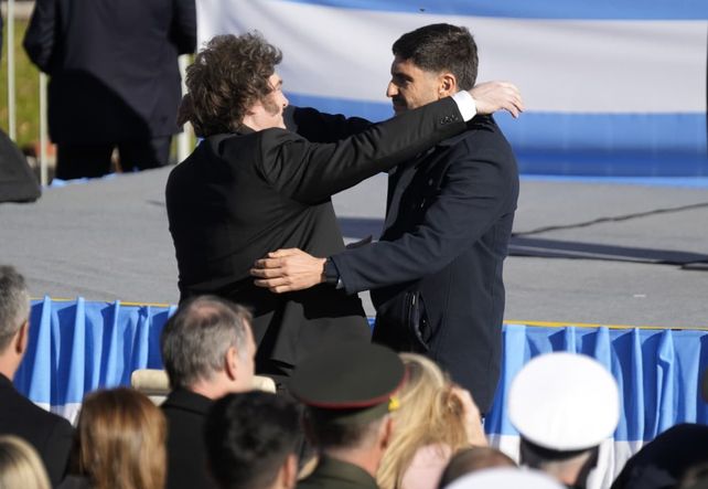 Maximiliano Pullaro y el presidente se abrazaron en el escenario.