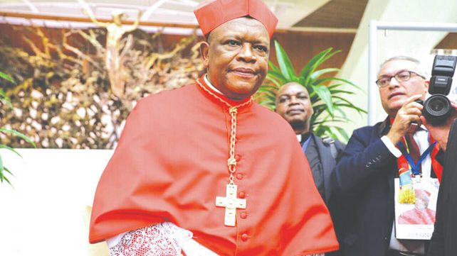 Cardenal Fridolin Among Besungu