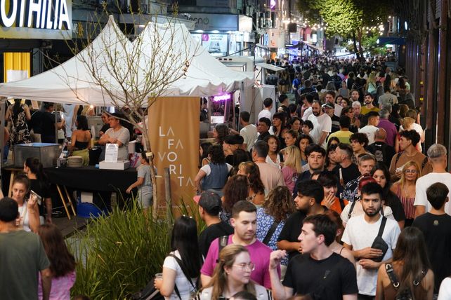 Los rosarinos y rosarinas acapararon las peatonales Córdoba y San Martín en una nueva edición de La Noche de las Peatonales.