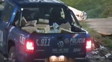 Video: policías en la mira por robar mercadería que se cayó de un camión volcado