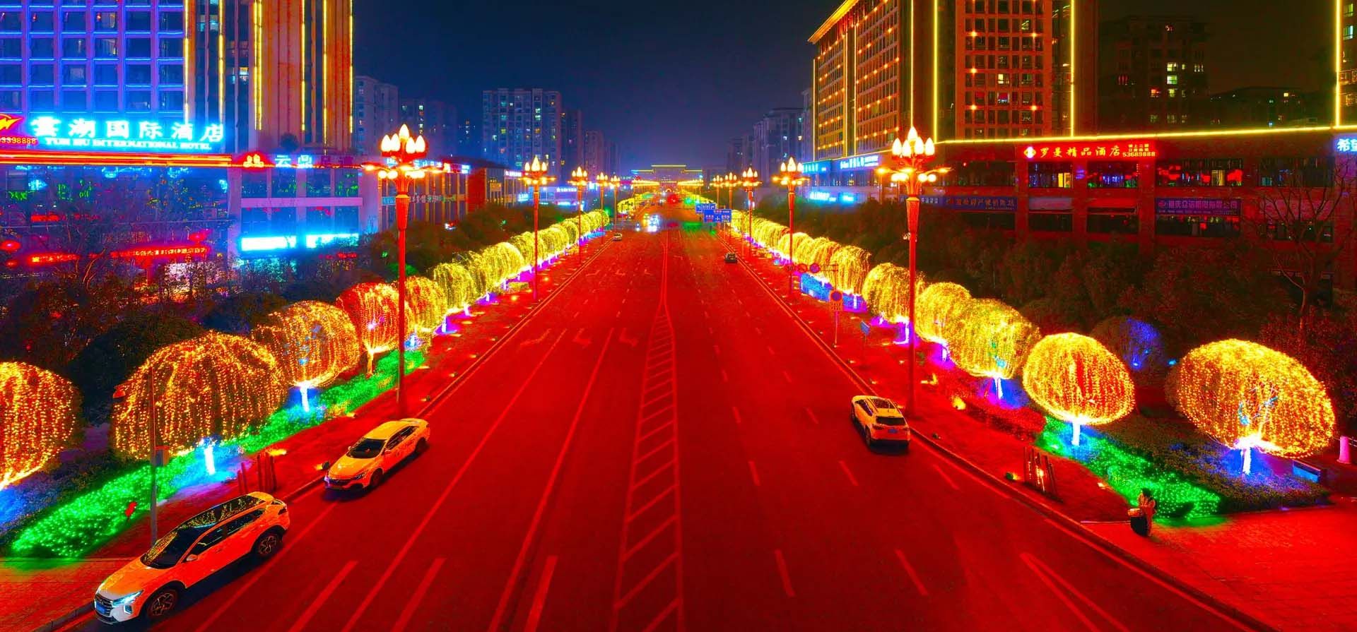 Las decoraciones de iluminación del festival de primavera iluminan la calle principal de la ciudad, Chongqing, China. Fotografía: Costfoto/NurPhoto/REX/Shutterstock Las decoraciones de iluminación del festival de primavera iluminan la calle principal de la ciudad, Chongqing, China. Fotografía: Costfoto/NurPhoto/REX/Shutterstock