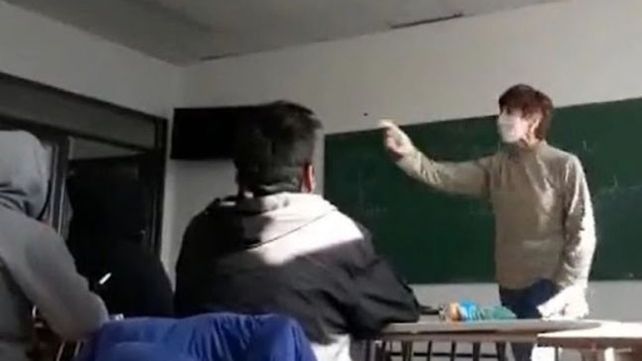 La docente Laura Radetich durante la fuerte discusión que mantuvo con un alumno que defendió la gestión de Mauricio Macri.