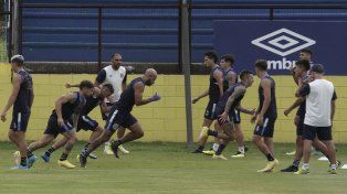 Carlos Quintana dejó atrás el esguince de tobillo y ya se entrena de manera normal. Irá desde el arranque ante el Tomba.