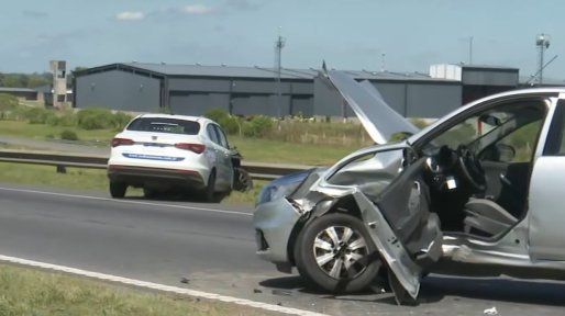 Choque y caos en la autopista Rosario-Buenos Aires: rescataron a un matrimonio herido