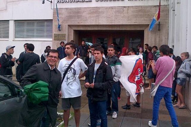 Precio del boleto: estudiantes se manifestaron frente a la municipalidad