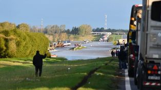 La autopista Rosario-Buenos Aires continúa cortada en algunos tramos por las inundaciones. Foto gentileza PhLares.