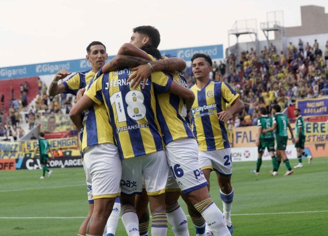 Todo alegría. Los jugadores de Central celebran con euforia el primer gol
