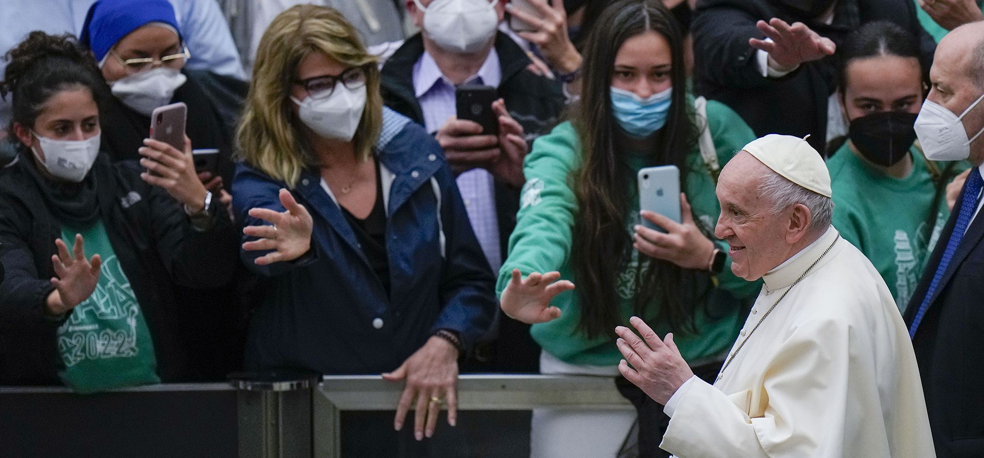 El papa Francisco sale al final de su audiencia general semanal en el Aula Pablo VI, en el Vaticano, el miércoles 6 de abril de 2022.