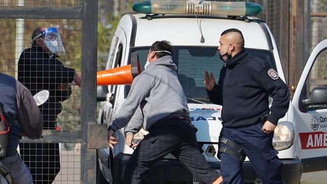 En la puerta de un hospital entrerriano hubo una feroz pelea