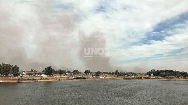 La quema de pastizales en la zona de islas cubrió de humo a gran parte de Santa Fe
