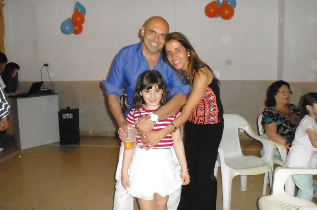 Foto de la familia Martínez junto a Serena.