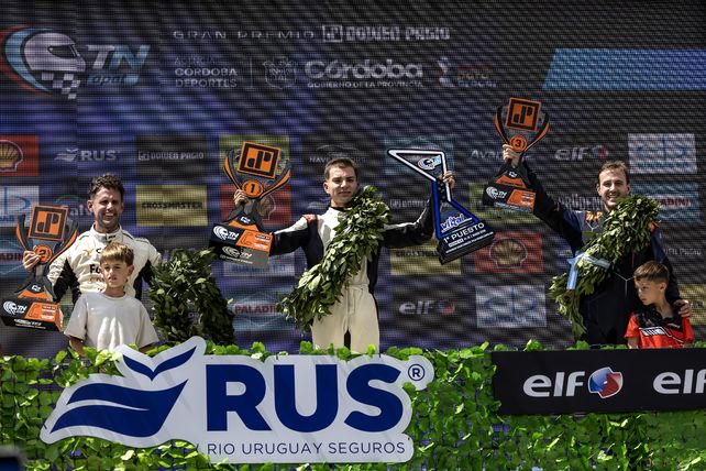 El podio de C2 con el ganador Vitar en el centro. Posco y Coltrinari lo escoltaron, con autos de la región.