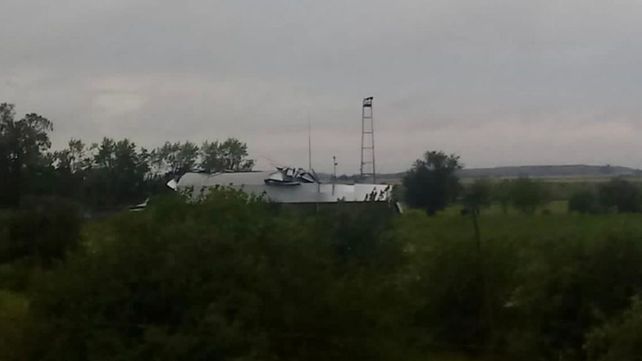En Ricardone parte del techo de un gran galpón fue destruido por el temporal que arrastró con fuertes vientos.
