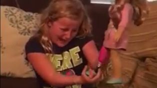 La conmoverdora reacción de una nena con una prótesis en la pierna tras recibir una muñeca igual a ella