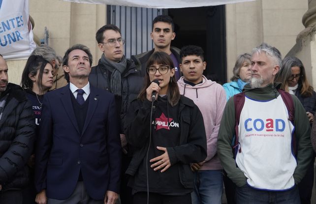 Desde los Centros de Estudiantes de Medicina y Humanidades repudiaron las amenazas perpetradas a dos estudiantes. Federico Gayoso acompañó en representación del sindicato a los amedrentados.