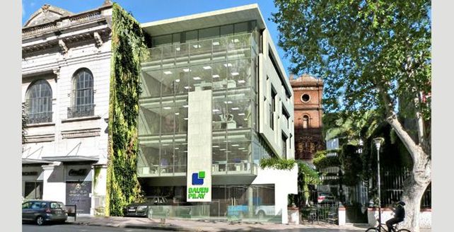 Luego de los reclamos, Pilay explica que utiliza un modelo de construcción colaborativo