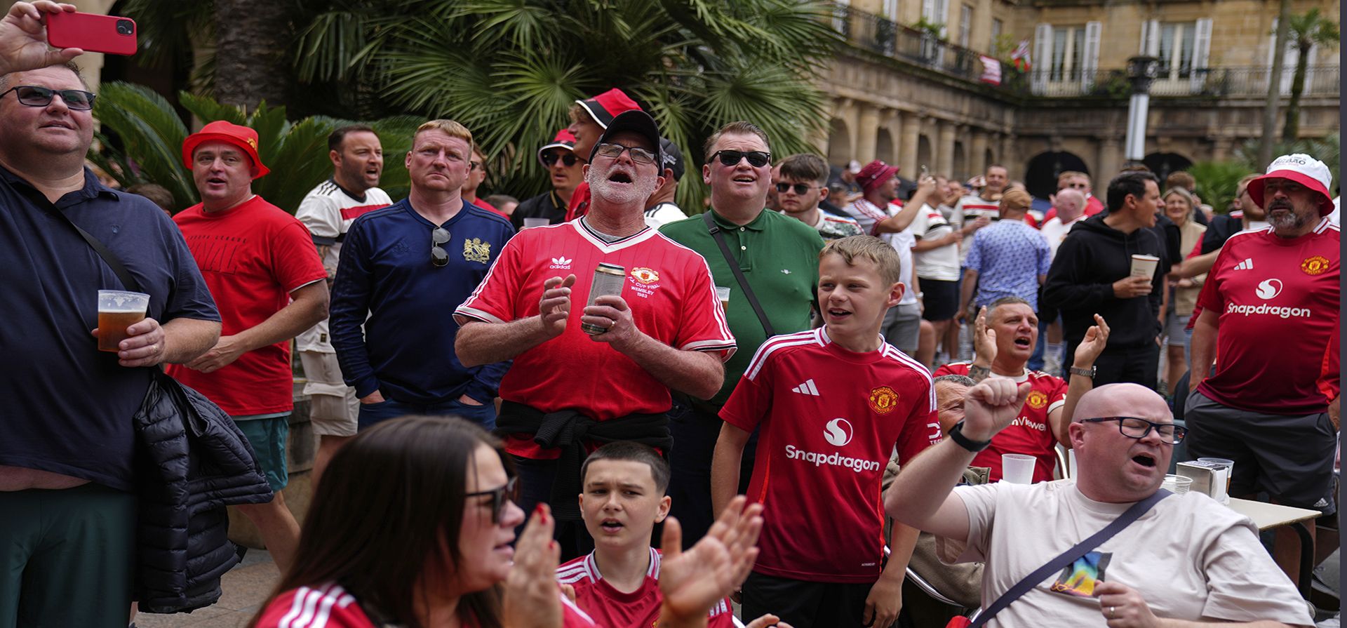 Los aficionados del Manchester United reaccionan antes de la final de la Europa League entre el Tottenham Hotspur y el Manchester United en el estadio de San Mamés en Bilbao, España, el miércoles 21 de mayo de 2025. (Foto AP/Manu Fernandez) Los aficionados del Manchester United reaccionan antes de la final de la Europa League entre el Tottenham Hotspur y el Manchester United en el estadio de San Mamés en Bilbao, España, el miércoles 21 de mayo de 2025. (Foto AP/Manu Fernandez)