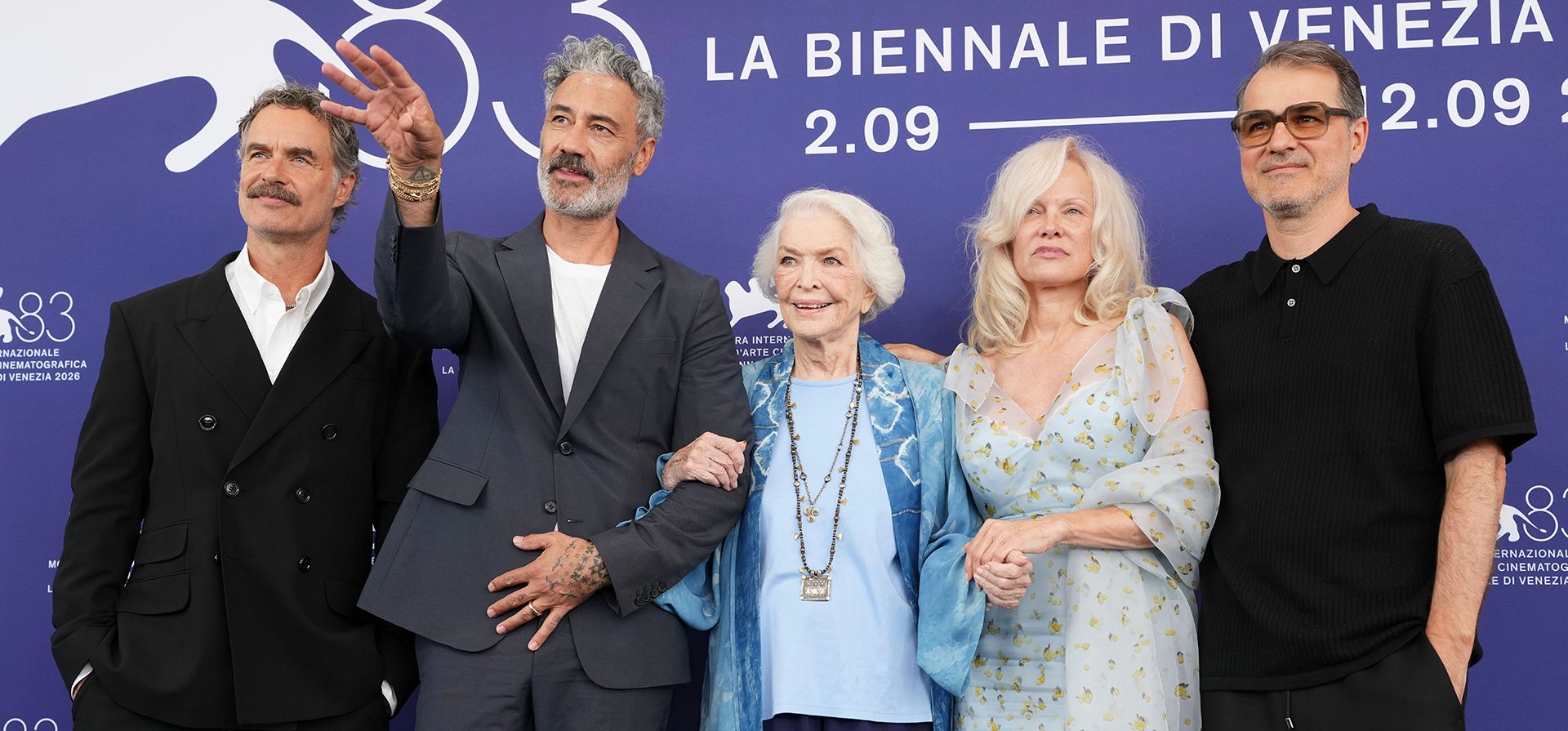 Murray Bartlett (desde la izquierda), Taika Waititi, Ellen Burstyn, Pamela Anderson y el director Kornél Mundruczó posan para los fotógrafos durante la sesión de fotos de la película 'Place To Be', en el marco de la 83.ª edición del Festival de Cine de Venecia, en Venecia (Italia), el miércoles 9 de septiembre de 2026. (Foto de Scott A Garfitt/Invision/AP) Murray Bartlett (desde la izquierda), Taika Waititi, Ellen Burstyn, Pamela Anderson y el director Kornél Mundruczó posan para los fotógrafos durante la sesión de fotos de la película 'Place To Be', en el marco de la 83.ª edición del Festival de Cine de Venecia, en Venecia (Italia), el miércoles 9 de septiembre de 2026. (Foto de Scott A Garfitt/Invision/AP)