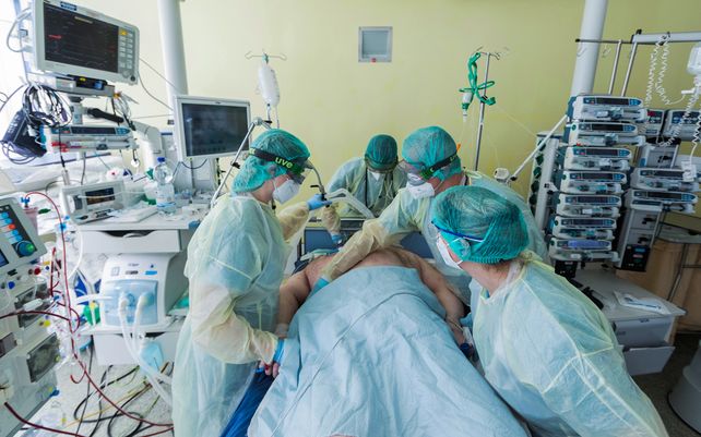 Personal médico atiende a un paciente con coronavirus que está conectado a un respirador en una unidad de cuidados intensivos en el Hospital Universitario de Bonn.