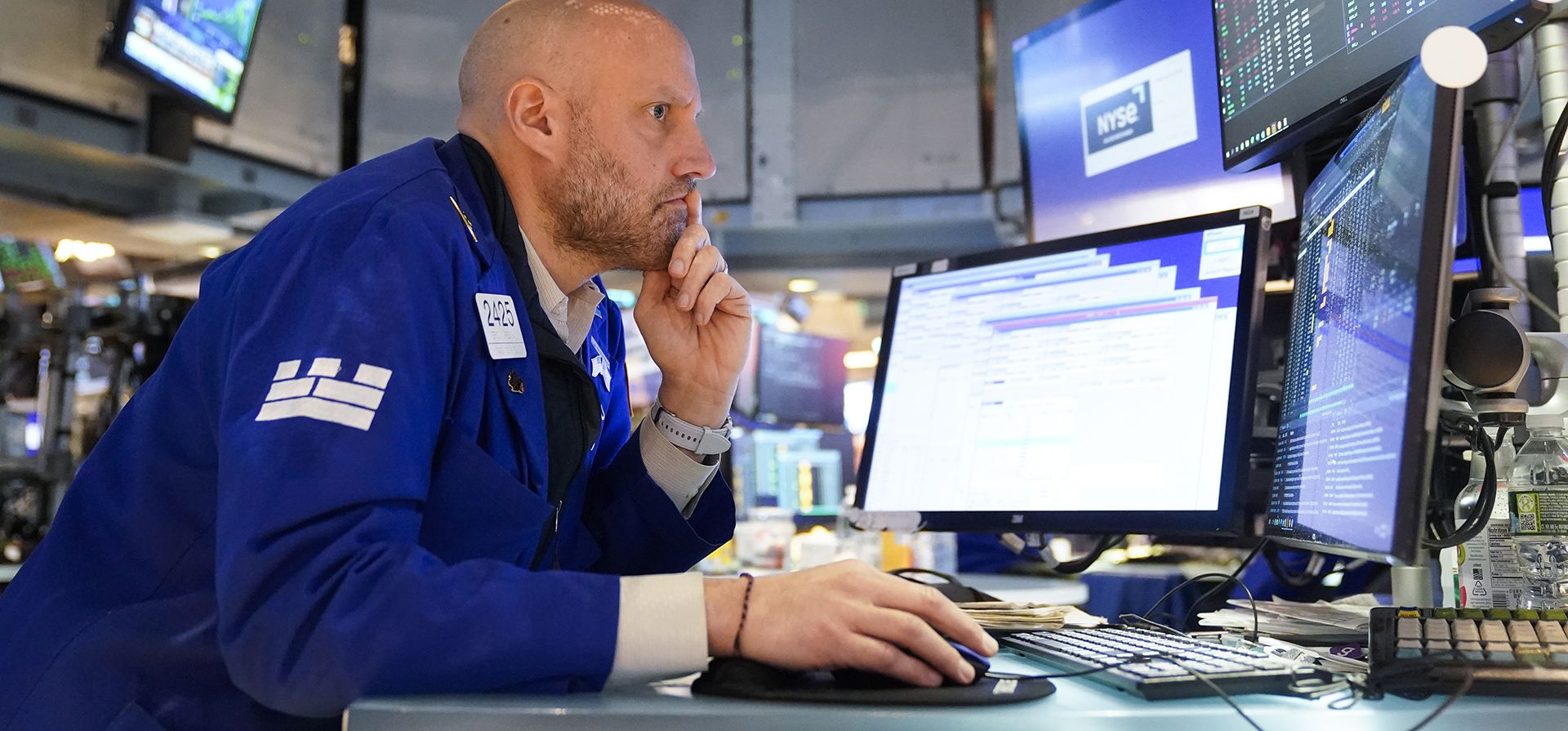 Un operador bursátil trabaja en el parqué de la Bolsa de Valores de Nueva York, el miércoles 22 de febrero de 2023. (Foto AP/Seth Wenig)