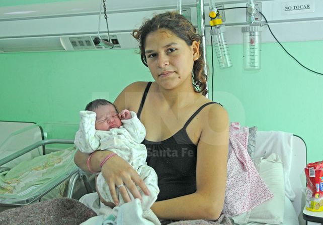 Estefanía Paselli junto a su hija. Fotógrafo: Manuel Testi / Diario UNO Santa Fe