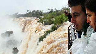 Monitoreo del río Paraná por una crecida que subiría el caudal casi hasta fin de mes
