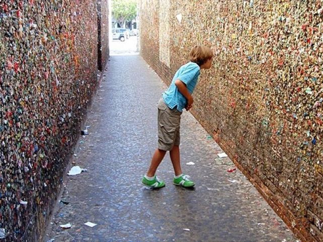 Limpian el histórico muro de los chicles