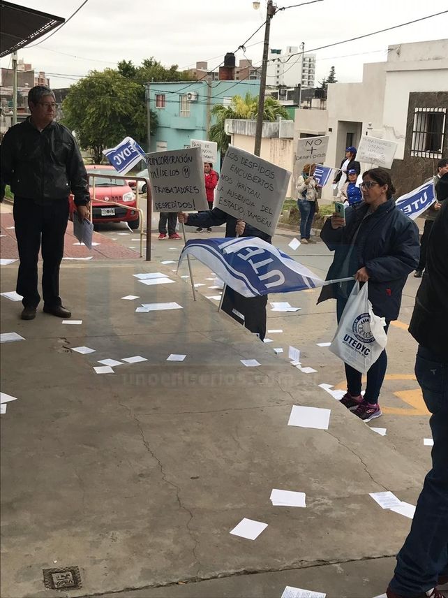 Por despidos, protestaron frente a la escuela San Francisco de Asís